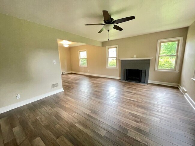 Building Photo - WOODLAND - Exceptional 2 Bedroom Available!