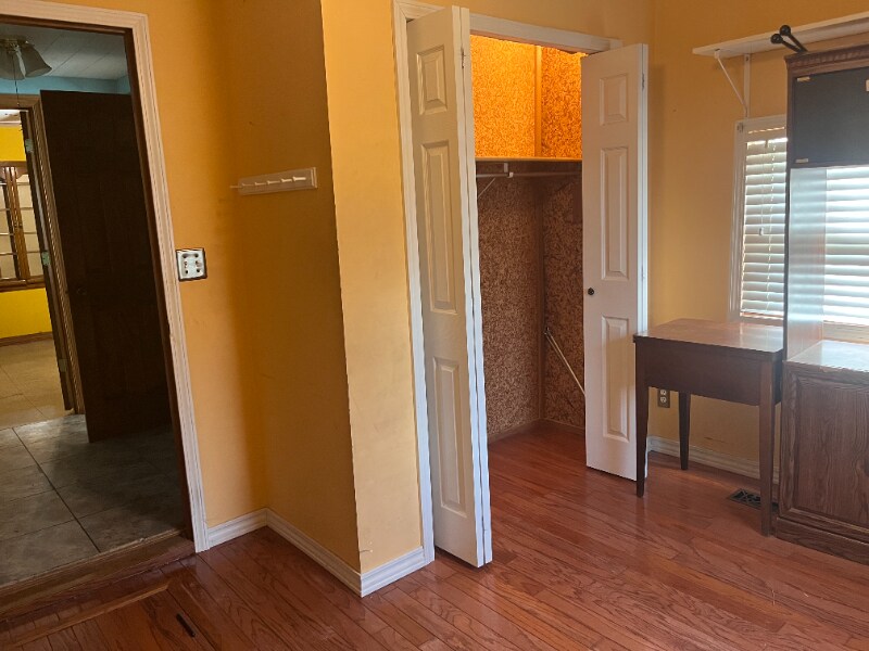 Building Photo - 824 Meadow Ave