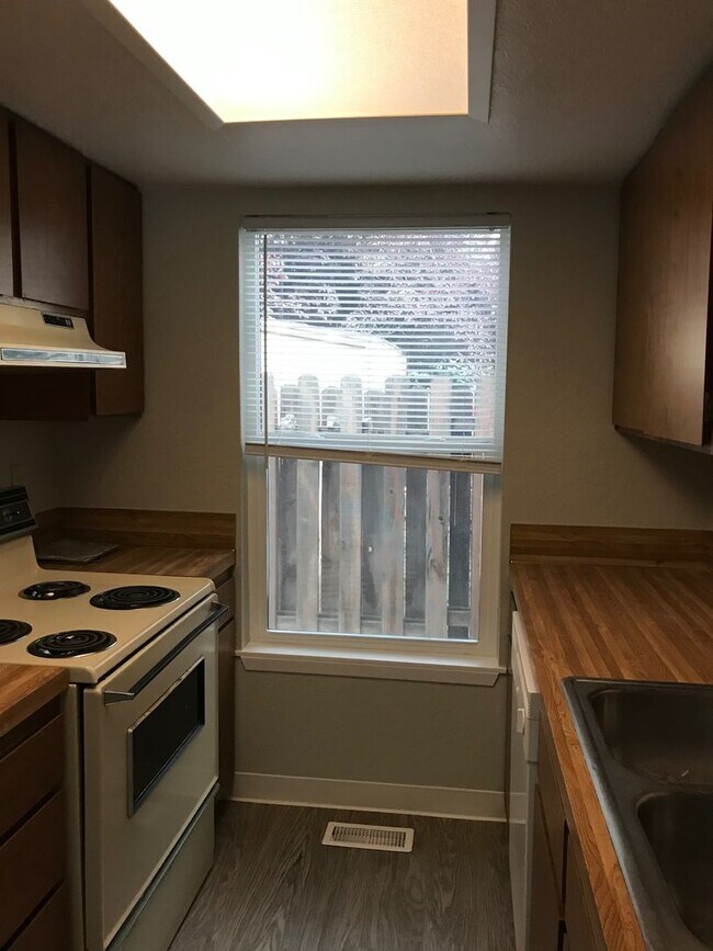 Building Photo - Updated 2 BR / 1.5 BA End Unit – Private Yard & Fresh Interior!