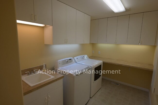 Building Photo - 2+ bed, 2 bath, 3 car garage in Sherwood Village, Sequim