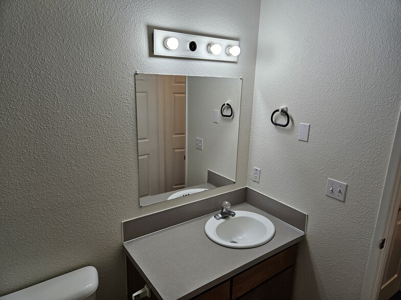 vanity - 3204 W St