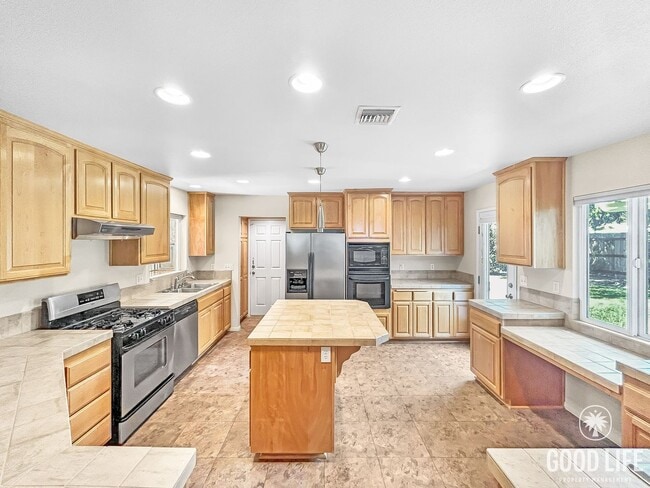 Building Photo - Beautiful 4BD/2BA W/ Large Backyard, AC, a...