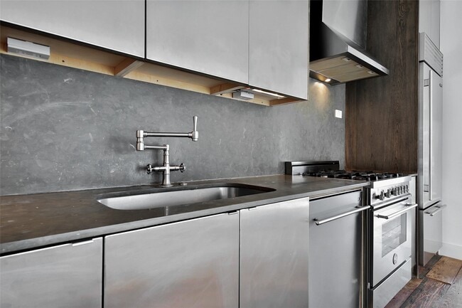 Building Photo - 226 W 25th St