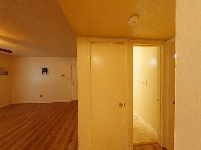 Building Photo - 1 Bedroom, 1 Bathroom Condo Rental in Hamp...