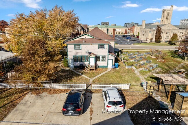 Building Photo - 263 W Muskegon Ave