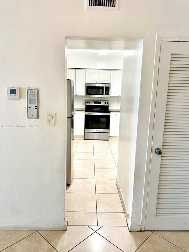 Building Photo - 9225 Collins Ave