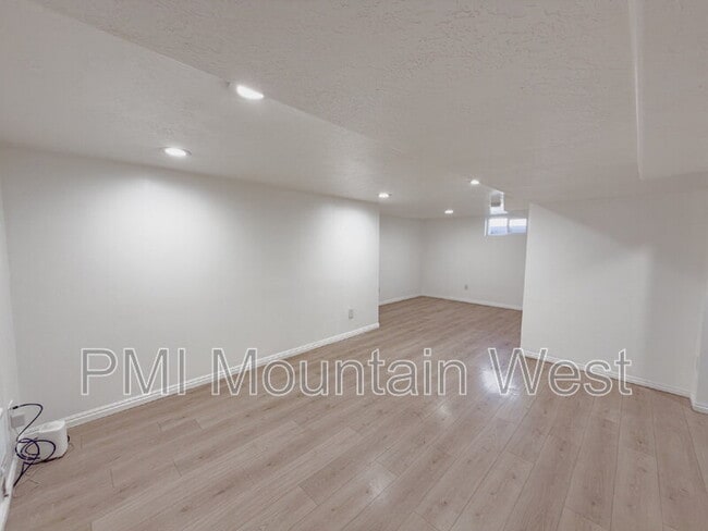 Building Photo - 872 N Main St