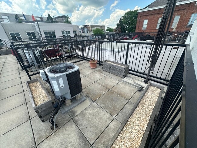Building Photo - Modern Studio in Adams Morgan
