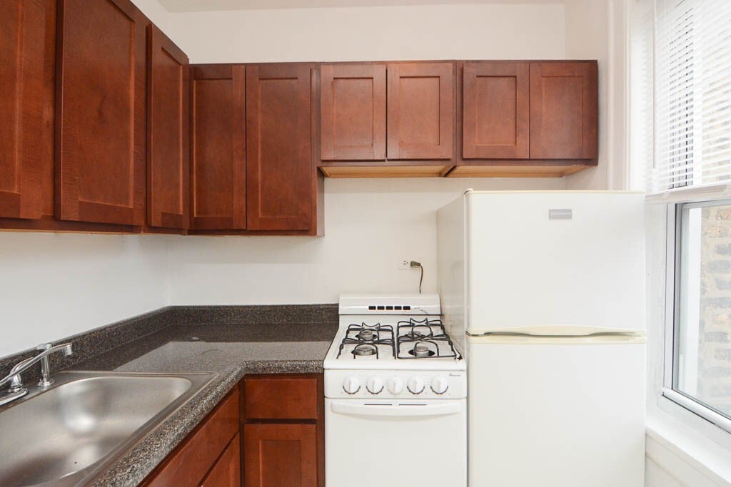 Building Photo - 653 W Belmont Ave