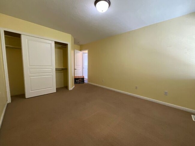 Building Photo - 6 bedroom 3 1/2 bathrooms 2 car garage Lar...