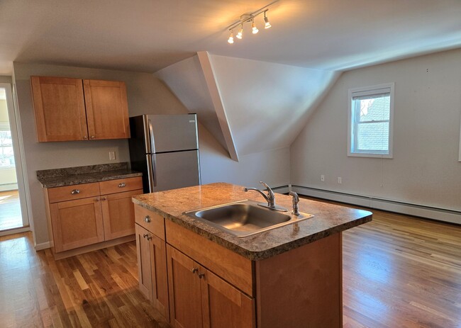 Building Photo - 674 Main St