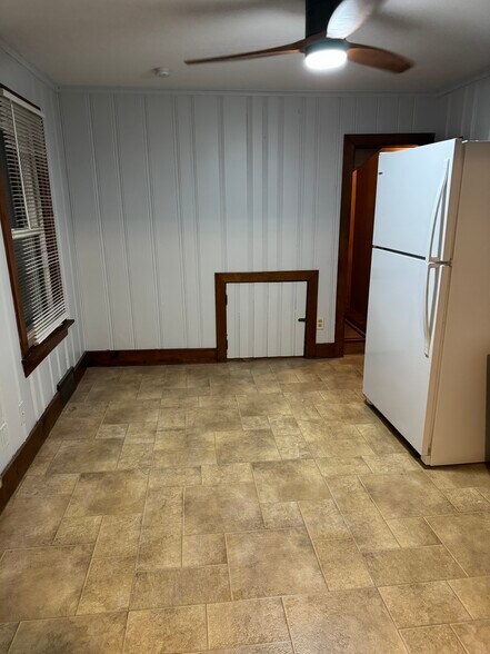 Building Photo - 618 Leonard Ave