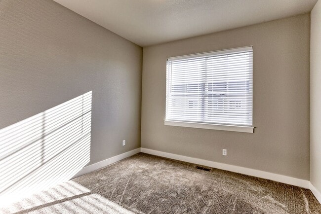 Building Photo - MOVE In SPECIAL - Beautiful 3 Bedroom 2 1/2 Bath Townhome in Loveland