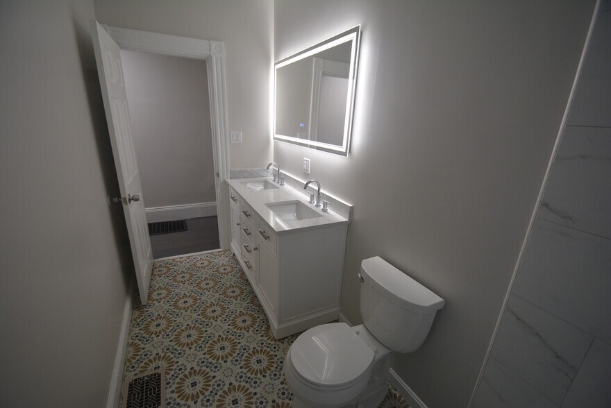 Building Photo - 31 Claybourne St