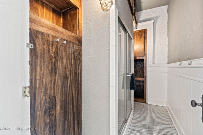 Building Photo - 902 E Jefferson St