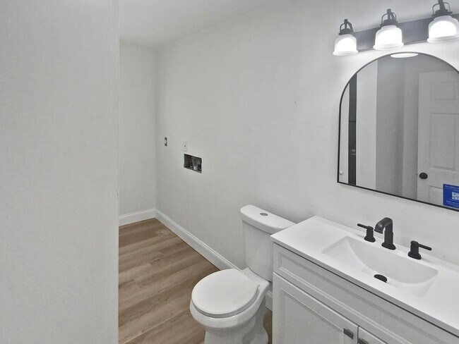 Building Photo - Small Cottage Home