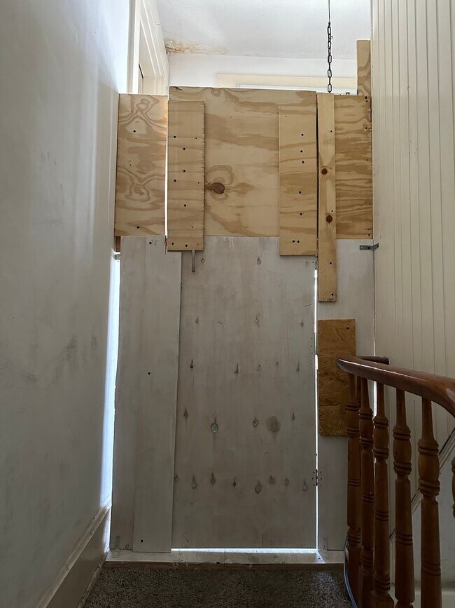 Building Photo - 6 Bedroom House Available Next to UC Campus