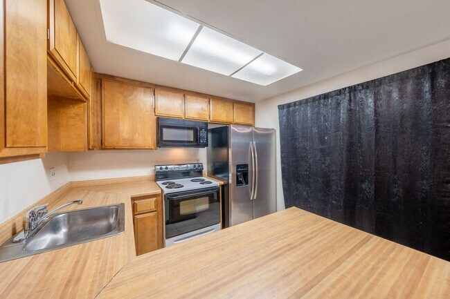Building Photo - 4830 Suncrest Way