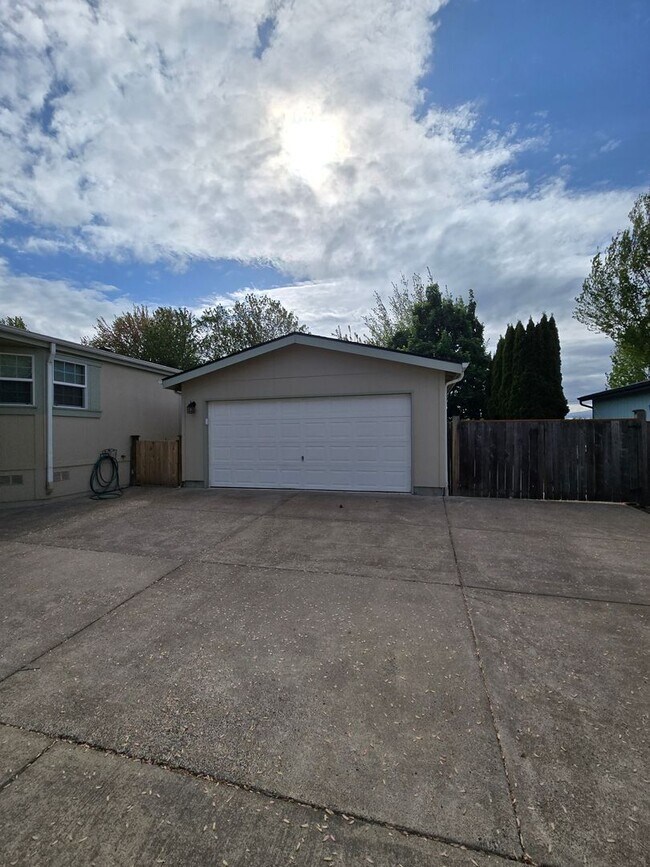Building Photo - Pet Friendly 3bed : 2bath home w/ Garage &...