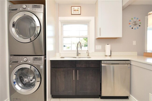 Building Photo - 5245 Coquina Key Dr SE