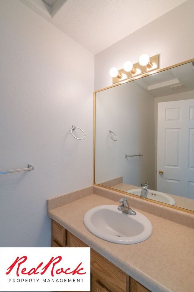 Building Photo - Spacious 3 Bedroom Townhome in Central St....