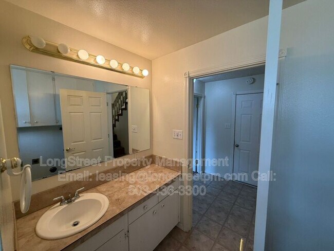 Building Photo - 1634 SW Knollbrook Pl