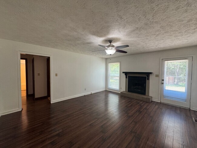 Building Photo - Cute 3 Bedroom Ranch with Large Yard