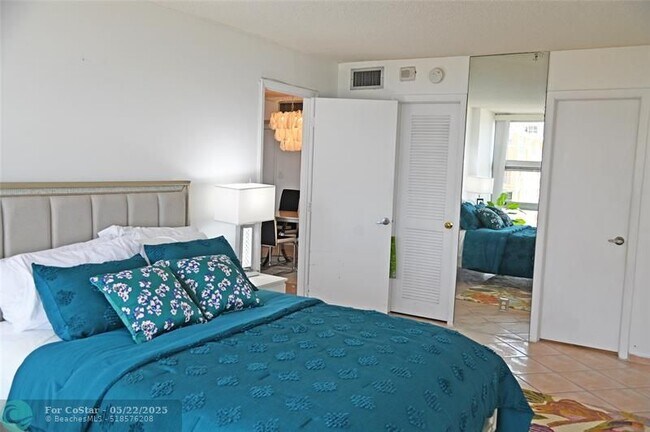Building Photo - 525 N Ocean Blvd