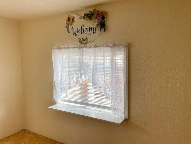 Building Photo - 2 bedroom, 1 bathroom house, fenced yard, ...