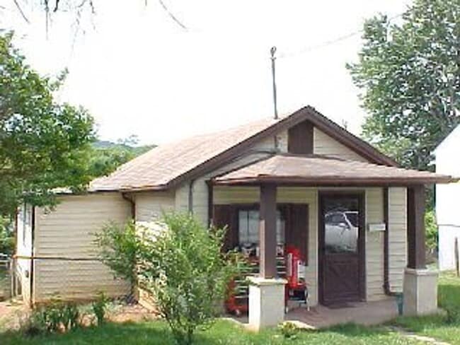 Primary Photo - One Level House off Campbell Avenue