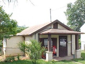 Building Photo - One Level House off Campbell Avenue