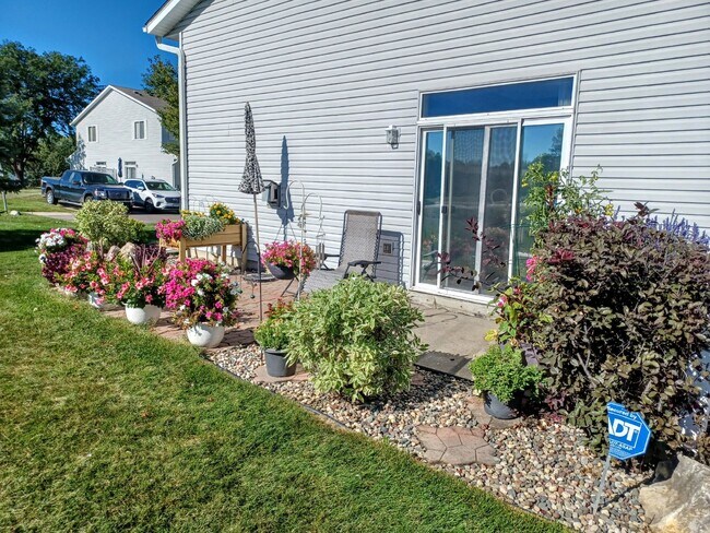 Building Photo - 2 Bedroom 2 Bath End Unit Townhouse - Shakopee