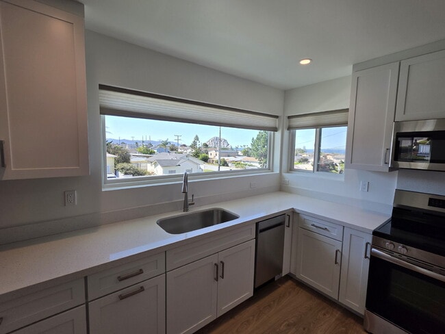 Building Photo - AVAILABLE NOW - 1 Bed, 1 Bath Morro Bay Apartment with Ocean View