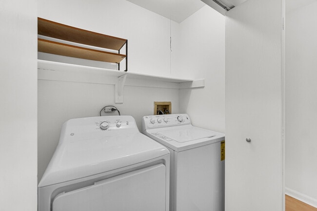 Building Photo - 533 Lyon Dr