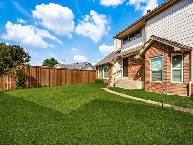 Building Photo - 2401 Brooke Ct