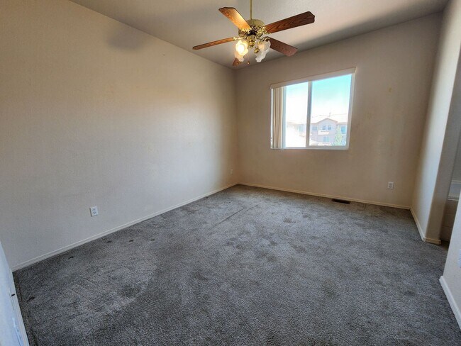 Building Photo - Quiet, adorable 2 Bed 3 Bath Townhome in 80923!