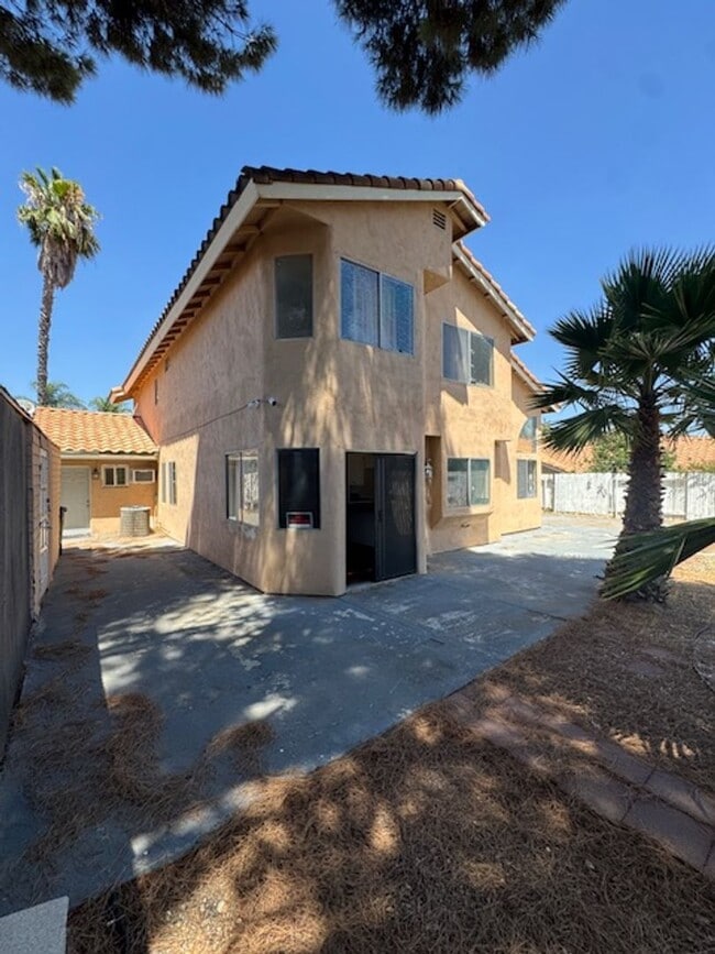 Building Photo - Home in the heart of Lake Elsinore