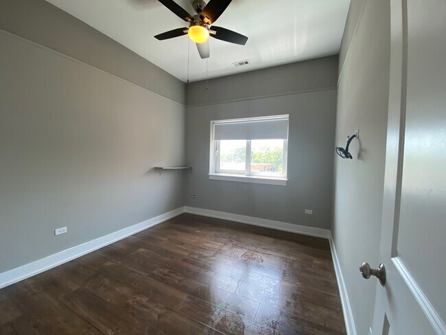 Building Photo - 5911 N Northwest Hwy