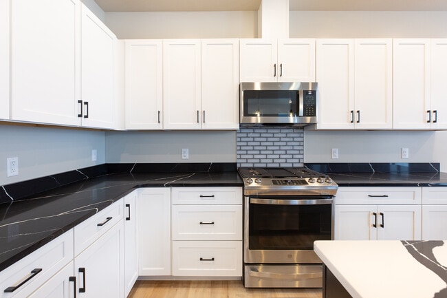 Building Photo - 5377 Remington Dr