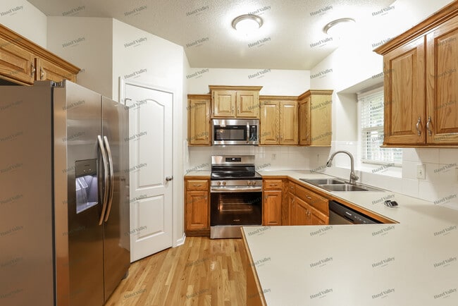 Building Photo - 9735 N Willow Ave