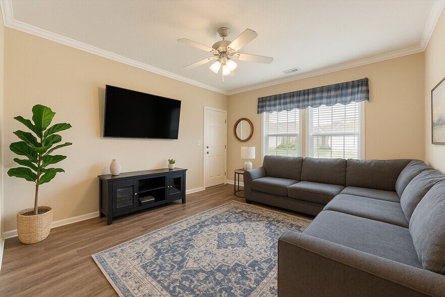Building Photo - Great 3 Bed, 3 Bath Duplex for Fall 2026 Pre-Lease