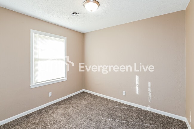 Building Photo - 6629 Parkview Ave