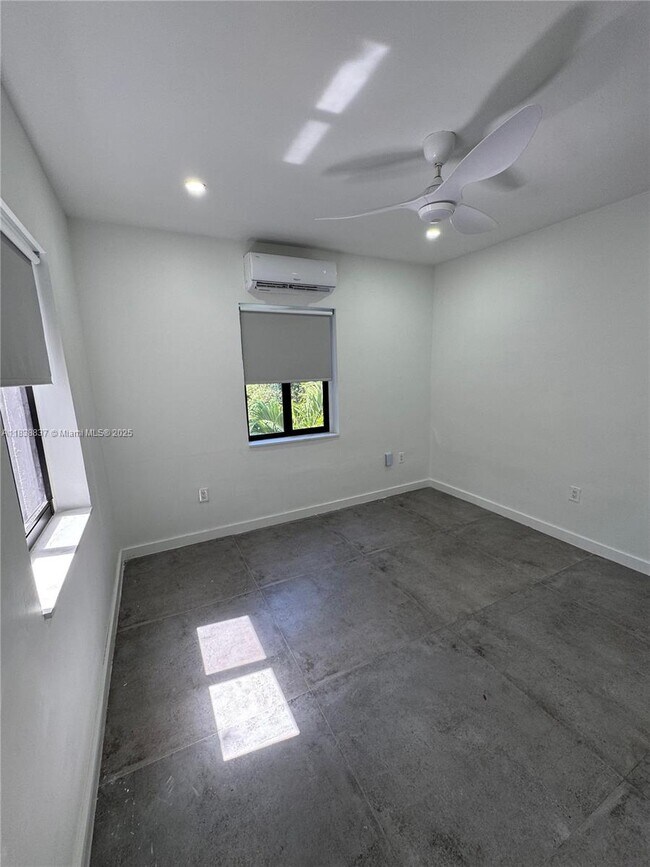 Building Photo - 5541 NW Miami Ct