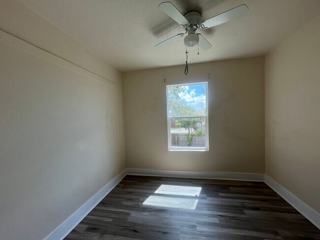 Building Photo - South Side Two Bedroom One Bath with Elect...