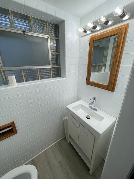 Powder Room view 1 - 1550 Oakwood Ave