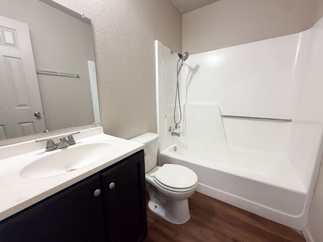 Building Photo - Willow Court Apartments, Unit 204 - 2 Bedroom, 1 Bathroom Apartment Home in Mexia, TX!