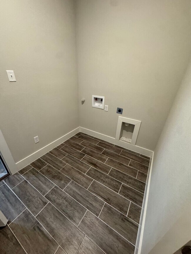 Building Photo - 3/2/2 located in Godley! Move in Specials call to inquire