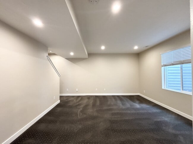 Building Photo - 2676 N Heston Park