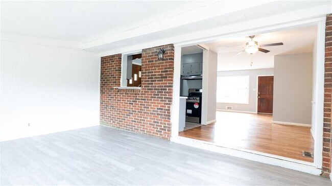 Building Photo - 2917 Cambridge Dr SW