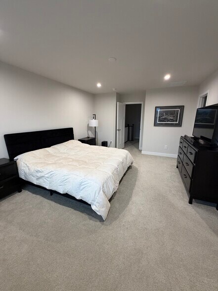 Building Photo - 1145 Riverbrook Dr